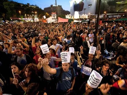 Moviment dels indignats a la plaça de Catalunya.