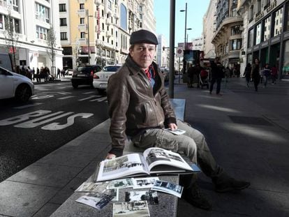 Javier Marquerie, fotógrafo, posando en la Gran Vía de Madrid el pasado 14 de marzo. 