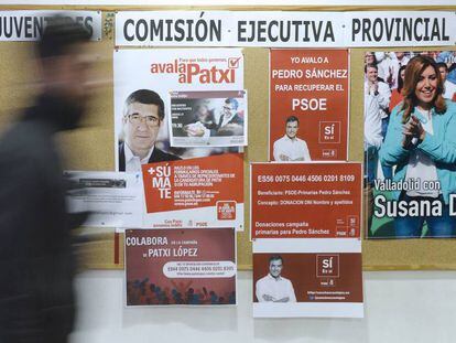 Un hombre pasa por delante de los carteles de apoyo a los tres candidatos a la Secretaría General del PSOE colocados en la sede del PSOE de Valladolid.
