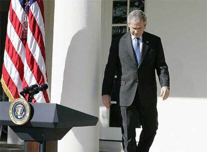 El presidente Bush se dirige a la tribuna para hablar sobre Irak ayer en los jardines de la Casa Blanca.