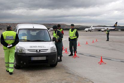 Guardias civiles paran a una furgoneta en la zona del aeropuerto.