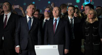 El presidente ruso, Vladímir Putin, acompañado del magnate Leonid Mijelson (segundo por la izquierda),CEO de Novatek, en la planta gasista Yamal LNG en diciembre de 2017.