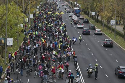 Cientos de ciclistas piden carriles bici seguros y protegidos, este domingo en Madrid.