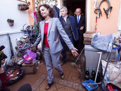 La ministra de Hacienda y portavoz del Gobierno, María Jesús Montero, tras salir de una casa afectada por la riada este miércoles. En vídeo, declaraciones de Montero.
