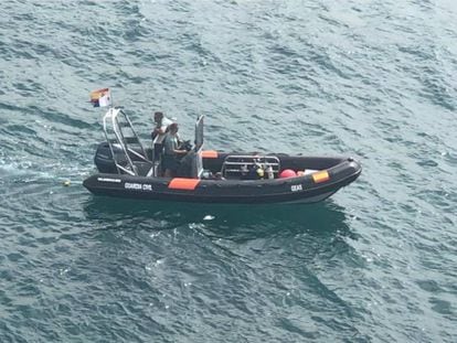 Dispositivo de búsqueda de los submarinistas de la Guardia de los desaparecidos en Arguineguín. En vídeo, Salvamento Marítimo localiza el cadáver de una mujer.