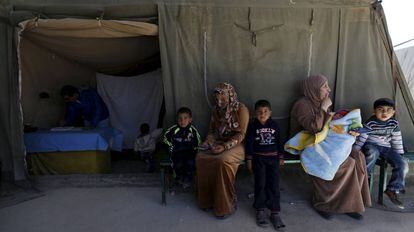 Un grupo de mujeres y ni&ntilde;os esperan a ser atendidos en una cl&iacute;nica de Zaatari.
