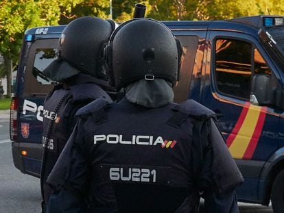 Agentes de la Policía Nacional en Pamplona.