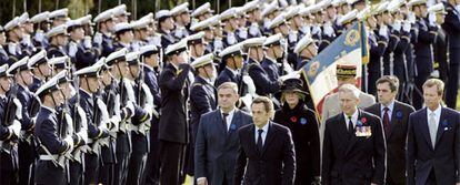El presidente francés, Nicolas Sarkozy, y el Príncipe Carlos de Inglaterra en el homenaje a los caídos de la I Guerra Mundial.