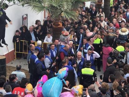 Un ninot caracteritzat com Carles Puigdemont va ser cremat i tirotejat el diumenge a la localitat sevillana de Coripe.