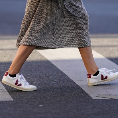 Una imagen de 'street style' con un modelo de zapatillas Veja. GETTY IMAGES.