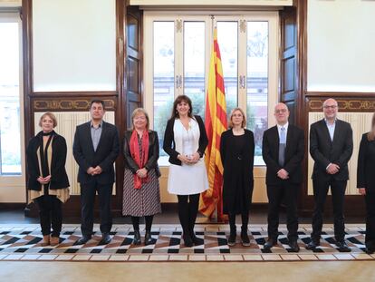 La presidenta del Parlament, Laura Borràs, con los nuevos miembros del consejo de gobierno de la CCMA, en una imagen de archivo.