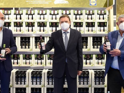 El ministro Luis Planas, entre Claus Grande, consejero delegado de Lidl en España (izq.) y Lorenzo Ramos, secretario general de UPA, este lunes en Madrid.