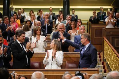 Los diputados del PP aplauden a su líder, Alberto Núñez Feijóo (derecha), a su llegada al hemiciclo durante la sesión de constitución de las Cortes, el día 17.