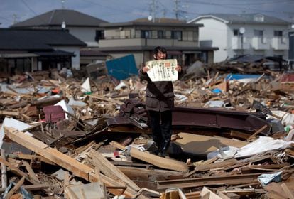 La superviviente del tsunami Chieko Matsukawa sujeta el graduado escolar de su hija tras hallarlo entre los escombros en Higashimatsushima, en la prefectura de Miyagi. La foto de Yasuyoshi Chiba ganó el primer premio en la categoría de Noticias