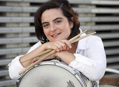 Lucía Martínez, fundadora de Lucía Quartet, posando cerca de su casa en el Náutico de Vigo.