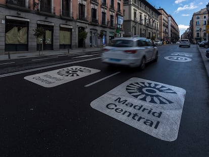 Señales de Madrid Central en la calle Mayor.