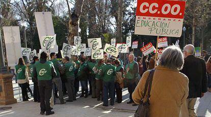 Concentración de los sindicatos en defensa de las oposiciones celebrada el martes en Sevilla.