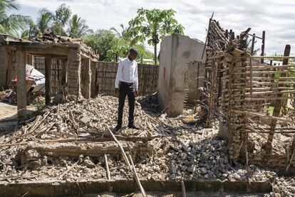 La ciudad de Pemba y sus habitantes intentan recuperar la normalidad. Chissano iba camino de hacer una entrevista de trabajo, pero antes quiso enseña cómo la casa de sus vecinos y la suya habían quedado totalmente destrozadas.