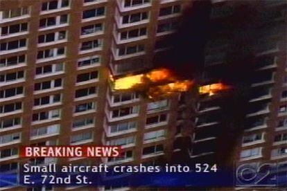 Imagen de televisión de la planta del edificio en el que ha impactado una avioneta o un helicóptero, en el centro de Nueva York.