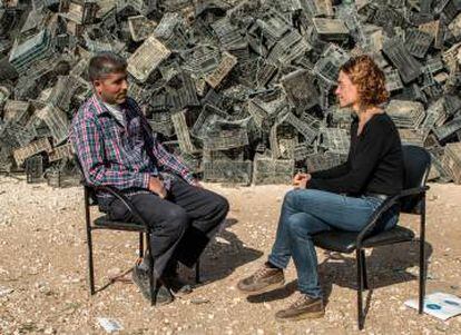 Jasem Al-Wrewir, refugiados sirio en Jordania y Meritxell Batet diputada por el PSOE, conversan en en el campo de refugiados de Zaatari.