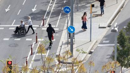 Peatones en el barrio de Sant Andreu de Barcelona.

Foto: Gianluca Battista