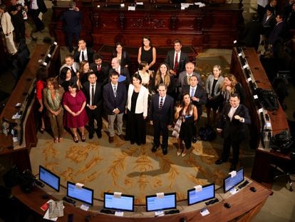 El grupo de expertos que redacatará una propuesta de nueva Constitución para Chile posa tras asumir sus cargos en la sede del Senado en Santiago de Chile, el 6 de marzo de 2023.