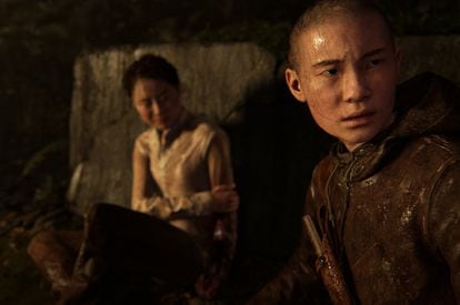 Lev (derecha), el personaje trans del videojuego 'The Last of Us. Parte II'.