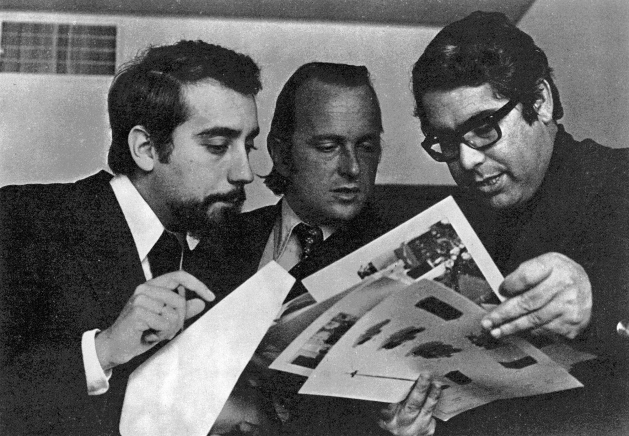 Marcelo Rebelo de Sousa, Francisco Pinto Balsemão y Augusto de Carvalho revisan pruebas del 'Expresso' en 1972, un año antes de salir a la calle.