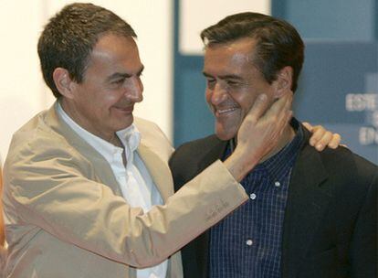El presidente del Gobierno, José Luis Rodriguez Zapatero, junto al cabeza de lista del PSOE a la elecciones europeas, Juan Fernando López Aguilar.