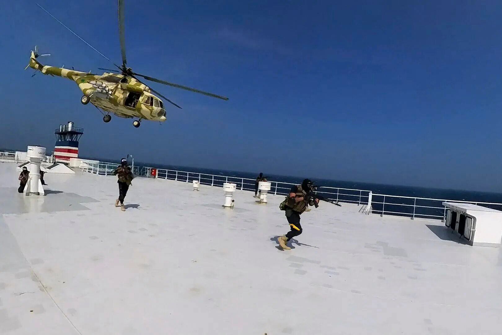 Milicianos hutíes abordaban el 'Galaxy Leader', el 19 de noviembre en el mar Rojo.