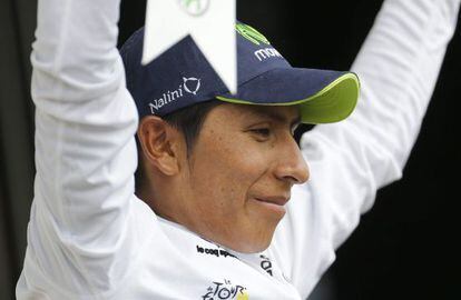 Nairo Quintana recibe el maillot al mejor corredor joven en la novena etapa