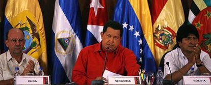 El vicepresidente cubano Carlos Lage, el presidente de Vanezuela Hugo Chavez y el presidente boliviano Evo Morales durante la primera jornada de la cumbre ALBA