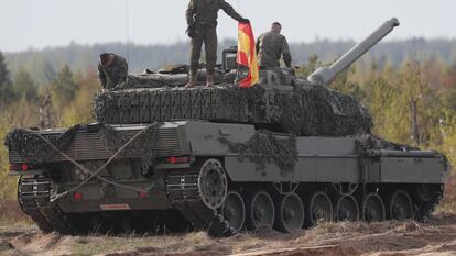 Dos militares sobre un tanque Leopard en Adazi (Letonia), en mayo de 2022.