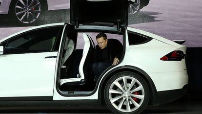 Elon Musk, consejero delegado de Tesla, en un Model X.