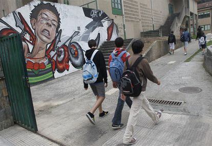 Un grupo de alumnos, a su entrada esta mañana al IES Arzobispo Xelmírez I de Santiago de Compostela