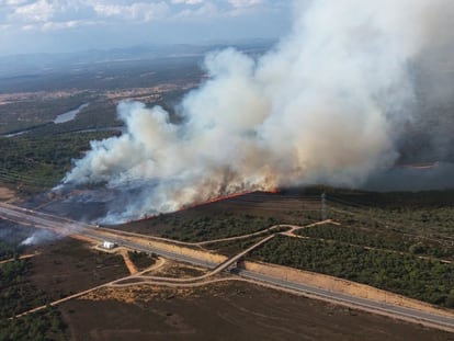 Foto distribuida por la Junta de Castilla y León del incendio en Val de Santa María, en Otero de Bodas (Zamora). En primer plano, la línea de alta velocidad entre Medina del Campo y Ourense.