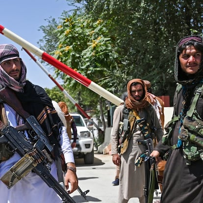 Taliban fighters stand guard along a roadside near the Zanbaq Square in Kabul on August 16, 2021, after a stunningly swift end to Afghanistan's 20-year war, as thousands of people mobbed the city's airport trying to flee the group's feared hardline brand of Islamist rule. (Photo by Wakil Kohsar / AFP)