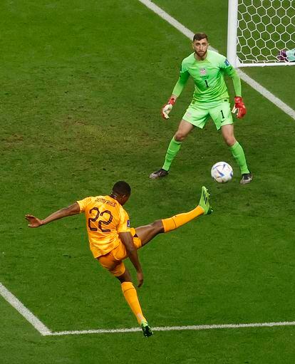 Denzel Dumfries, de Países Bajos, chuta la pelota.