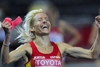 Marta Domínguez celebra su victoria en los 3.000 metros obstáculos en los Mundiales de Berlín de 2009.