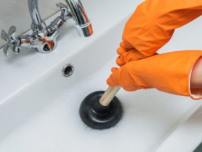 Una selección de desatascadores para disolver la suciedad más incrustada de tuberías y desagües de casa.
