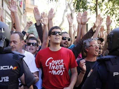 Simpatitzants de la CUP en la concentració davant de la seva seu el 20 de setembre amb motiu dels escorcolls policials.