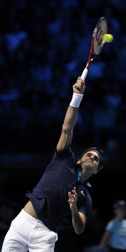 Roger Federer, al saque ante David Ferrer.