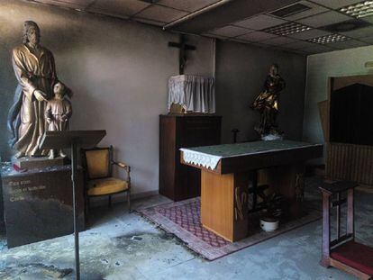 Interior de la capilla atacada en la Universidad Autónoma de Madrid.
