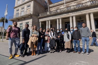 Familiares de los marineros fallecidos en el naufragio del buque 'Villa de Pitanxo', tras una reunión en la subdelegación del Gobierno de Galicia, este jueves en Pontevedra.