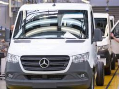 Trabajadores de Mercedes-Benz en la fábrica de la ciudad alemana de Ludwigsfelde