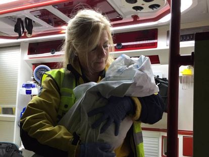 Una médico del Samur, con la recién nacida en la ambulancia.