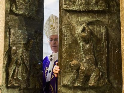 El arzobispo de Santiago abre la Puerta Santa.