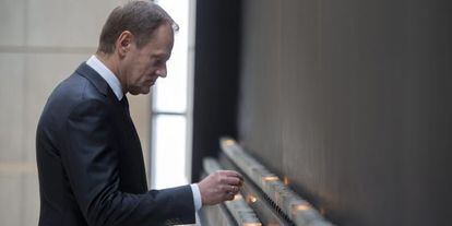 Donald Tusk realiza una ofrenda durante su visita al Museo del Holocausto de Washington, el pasado 10 de marzo.