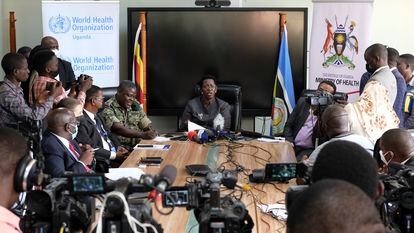 La ministra de Sanidad de Uganda, Diana Atwine (en el centro), confirma un caso de ébola en el país, este martes.