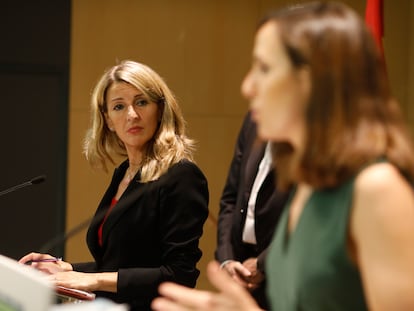 La vicepresidenta tercera del Gobierno, Yolanda Díaz (izquierda), y la ministra de Derechos Sociales y Agenda 2030, Ione Belarra, el pasado julio en Madrid.